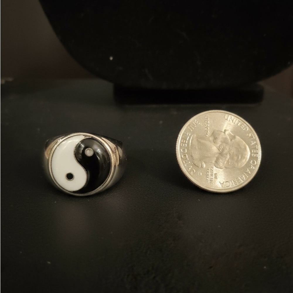 Elegant Yin Yang Black onyx & White‎ mother of pearl Ring worn by man or woman - Picture 4 of 6